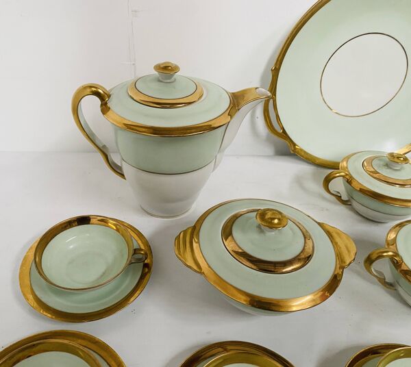 Service à café et thé comportant 25 pièces en porcelaine polychrome. XXe siècle.