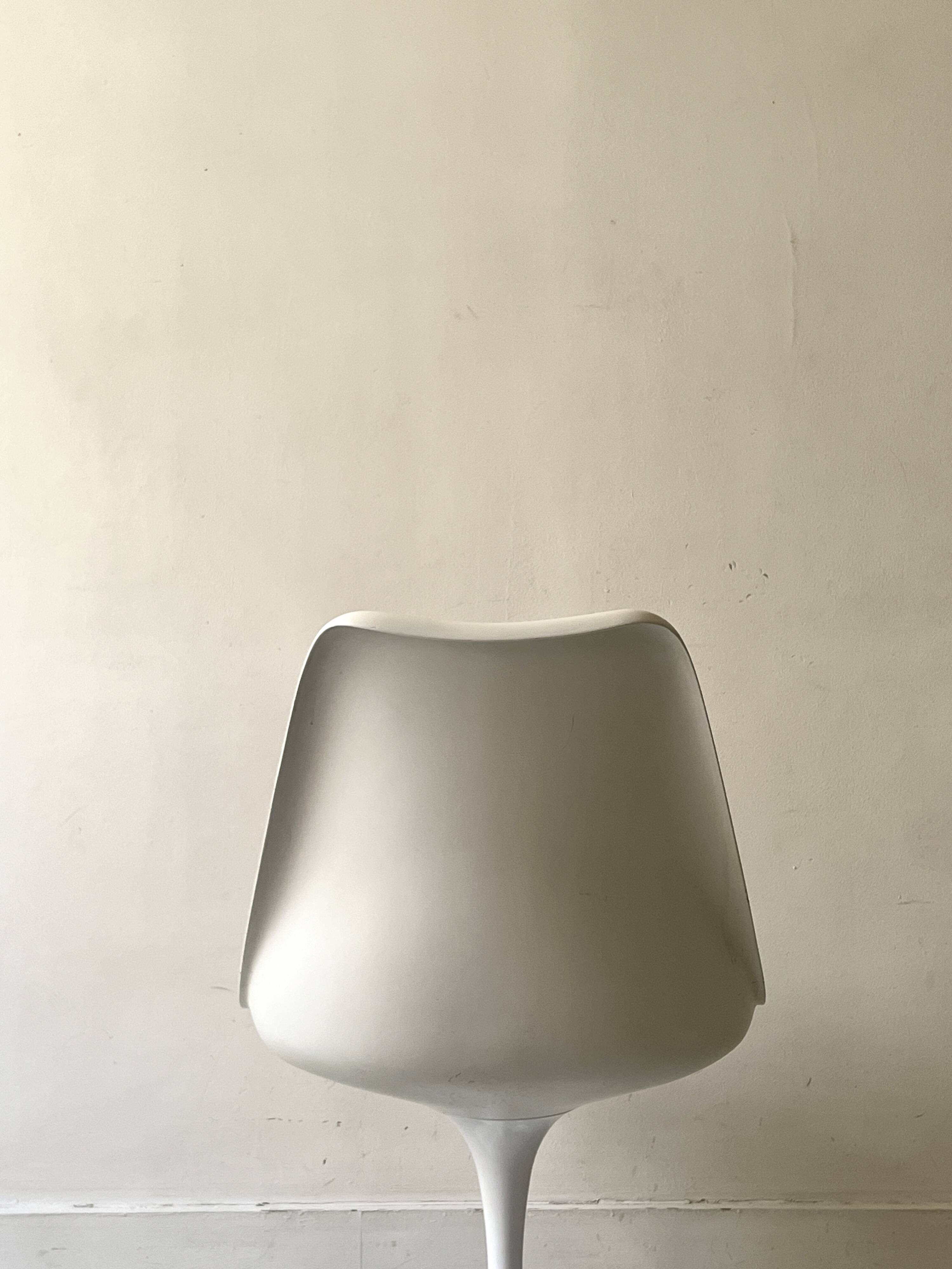 Tulip chair Eero Saarinen signed Knoll International, design 1970