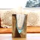 Vase en verre molletonné en forme de V sur bois