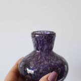 Petit vase en verre bullé et soufflé violet