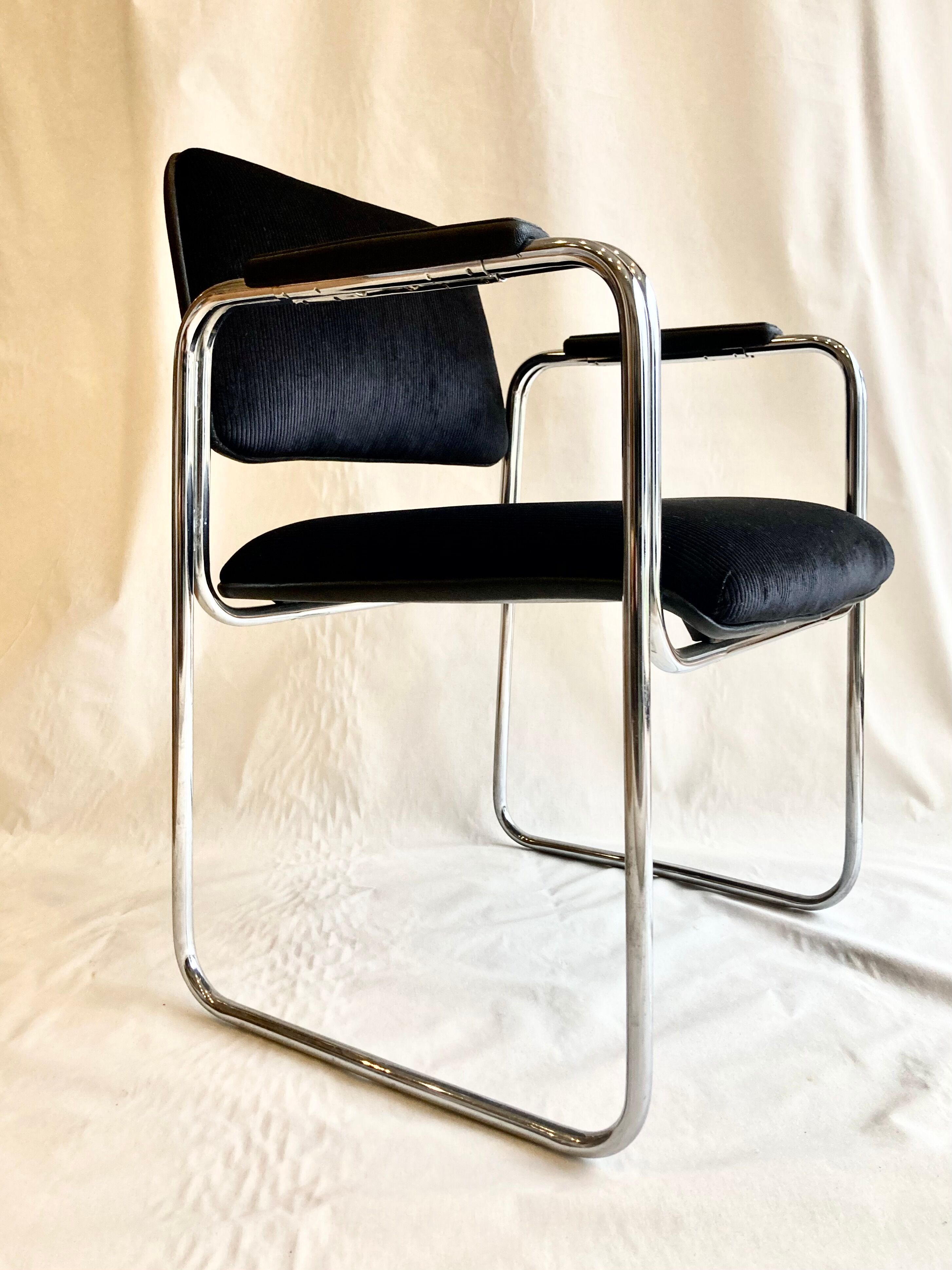 Fauteuil et 2 chaises design, chrome tubulaire