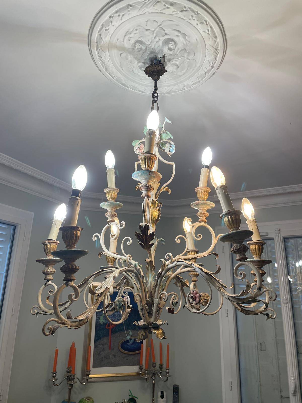 Lustre à bougies en fer forgé avec fleurs