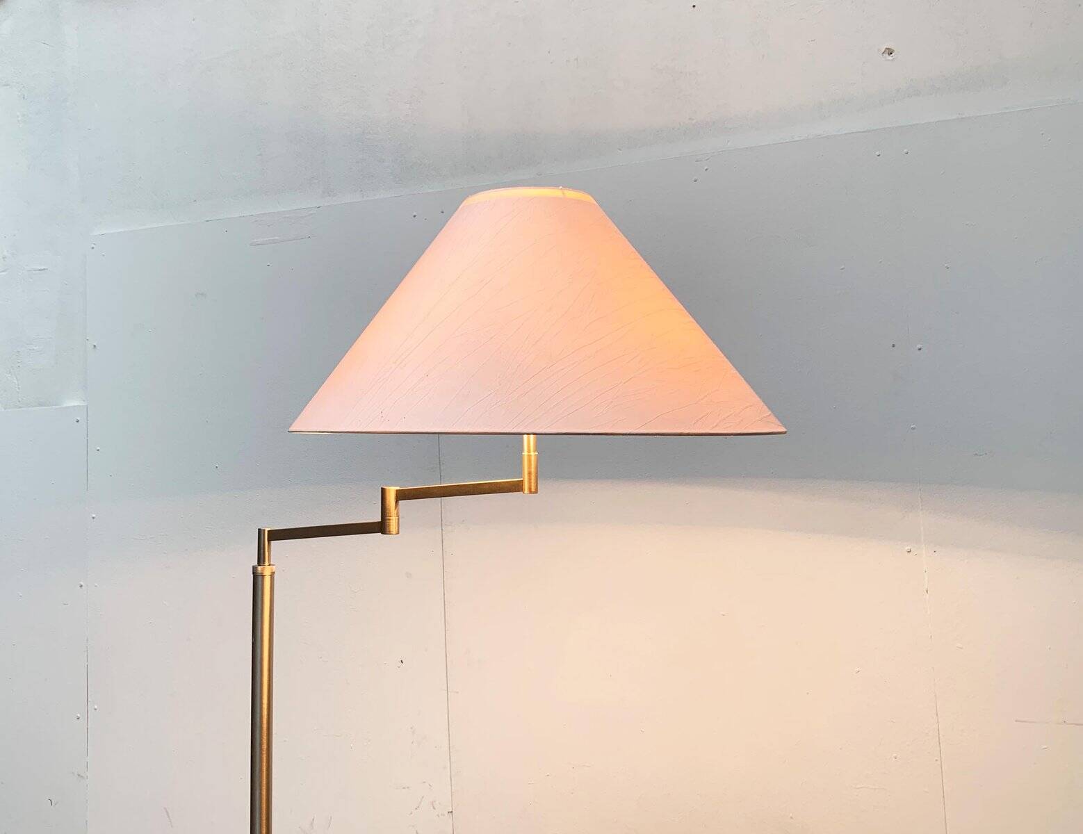 Adjustable floor lamp