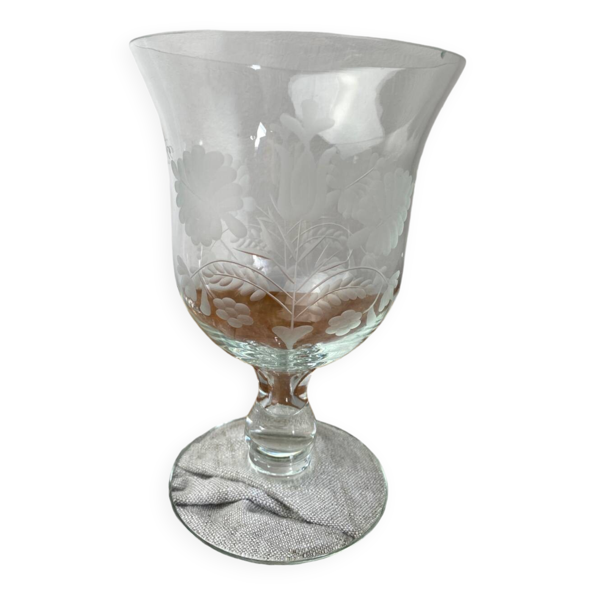 Chalice-shaped glass cup