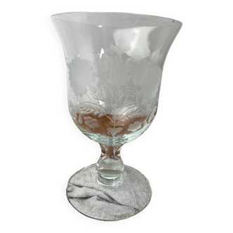 Chalice-shaped glass cup