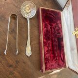 Sprinkling spoon and sugar tongs set