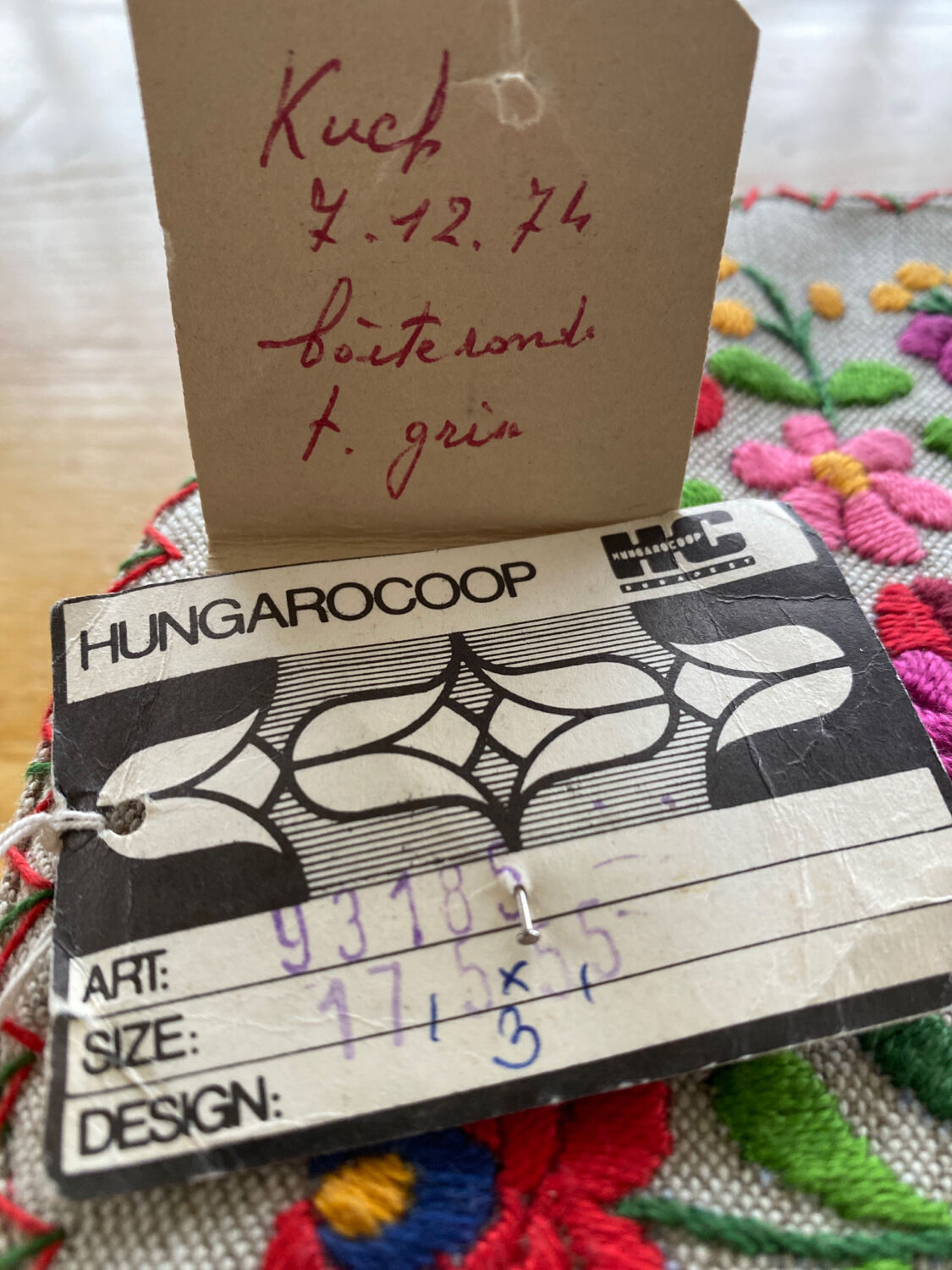 Mi-linen box and hand-embroidered flowers