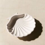 Empty pocket in shell-shaped jesmonite