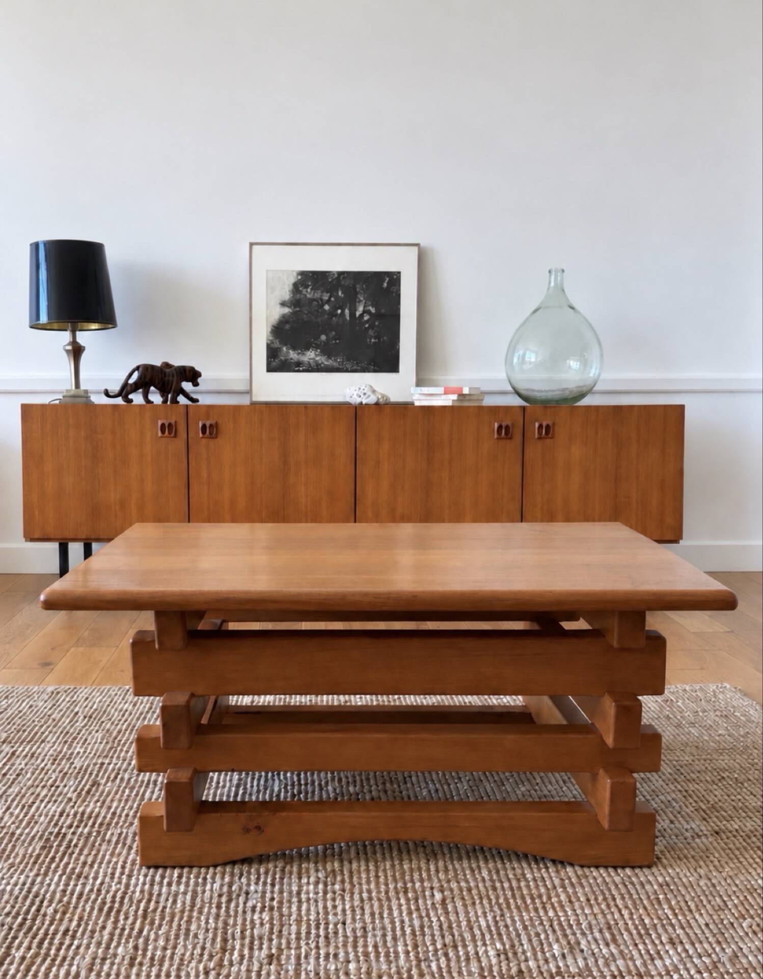 Table basse brutaliste en orme  – années 70