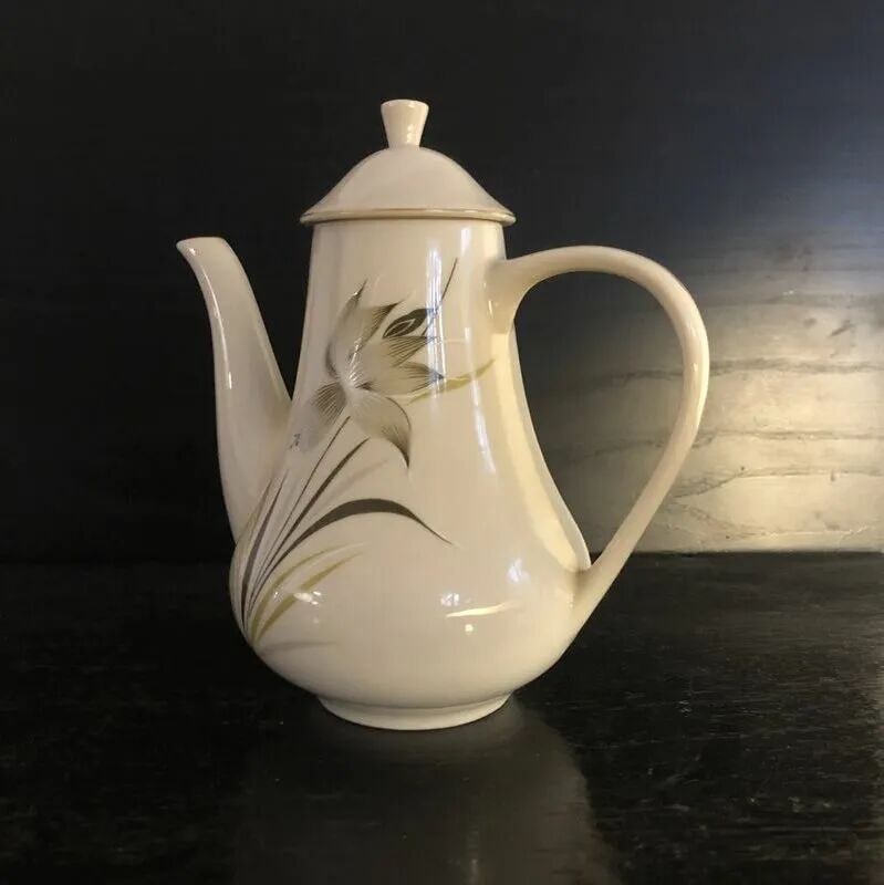 Coffee pot and sugar bowl in porcelain