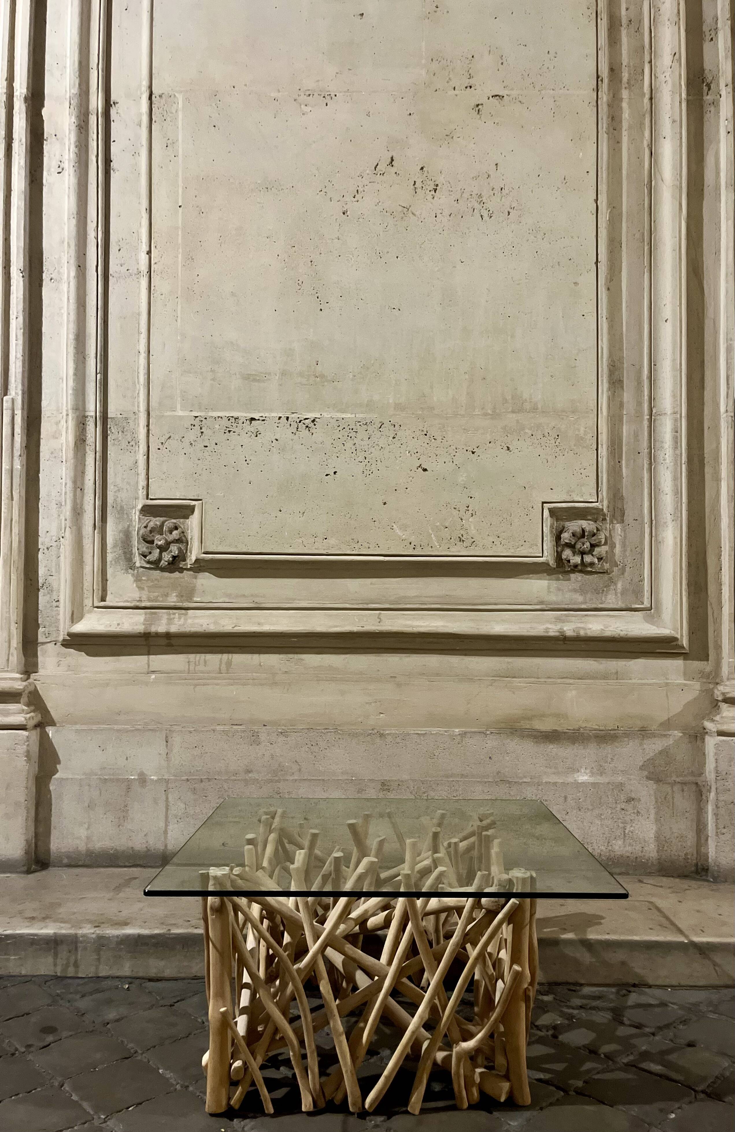 Table basse sculptural bois et verre