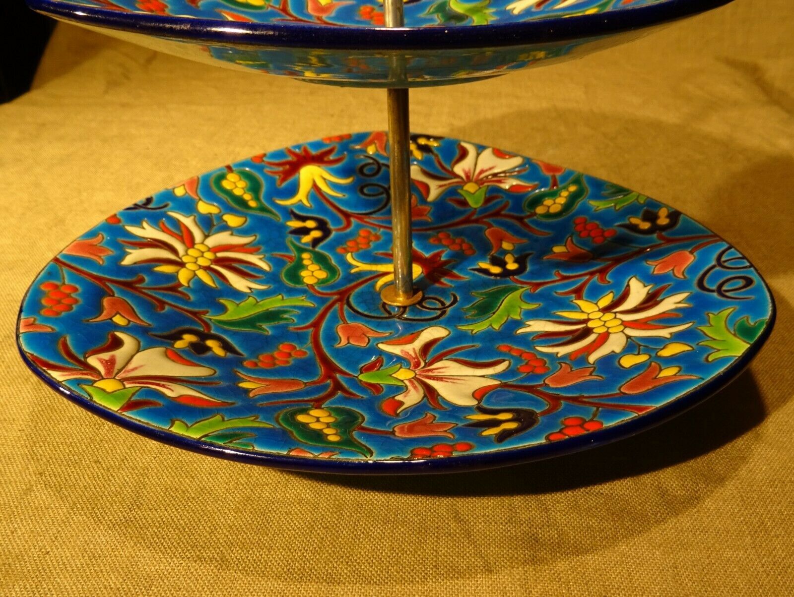 Servant silent emaux Longwy cake mignardises display