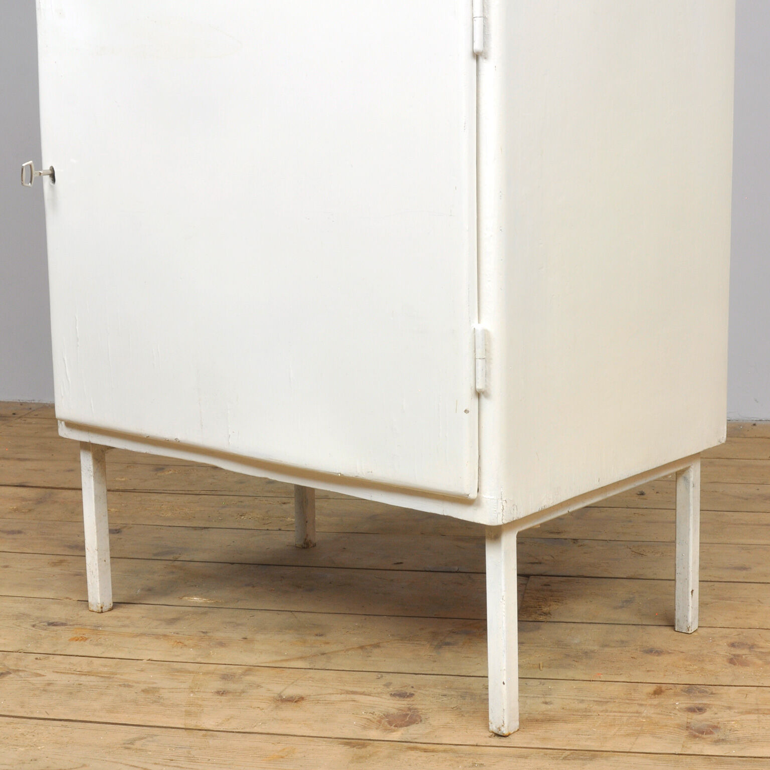 Cabinet médical en bois années 1950