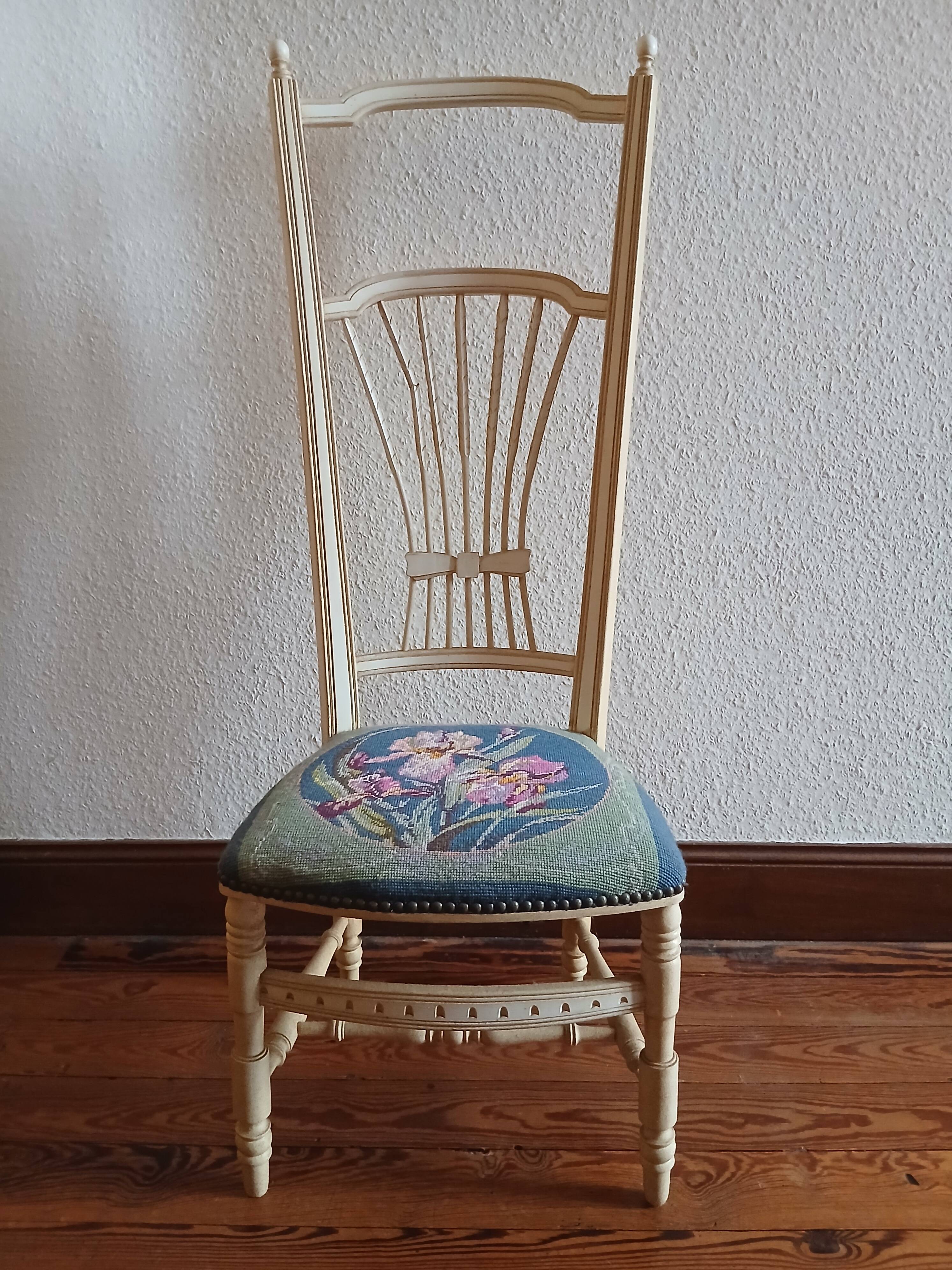 Nursing chair with iris pattern seat