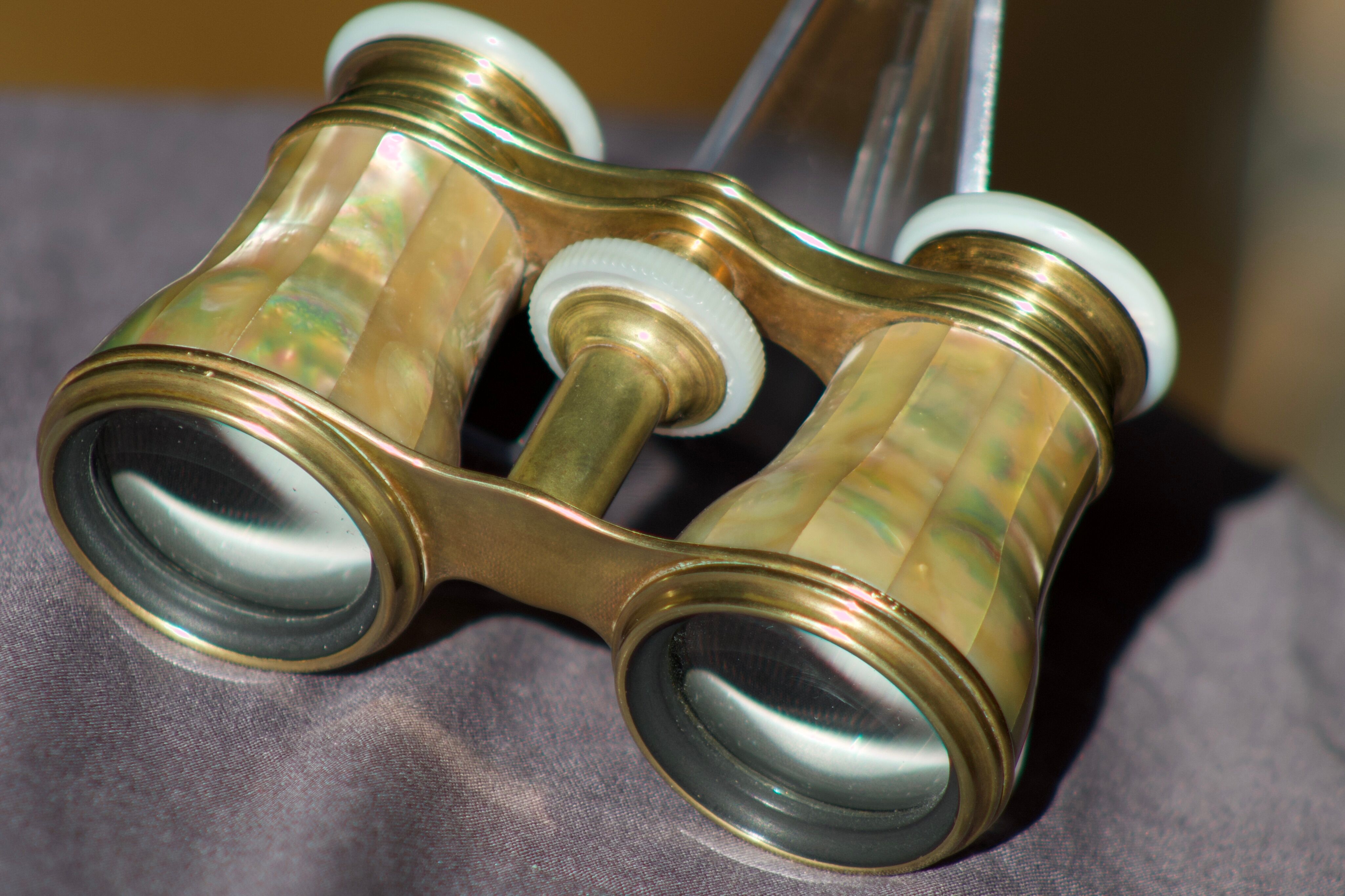 Twins Theatre / Napoleon model opera glasses in Mother-of-pearl and Golden Brass - Authentic