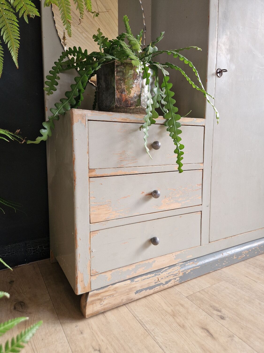 Asymmetrical cabinet