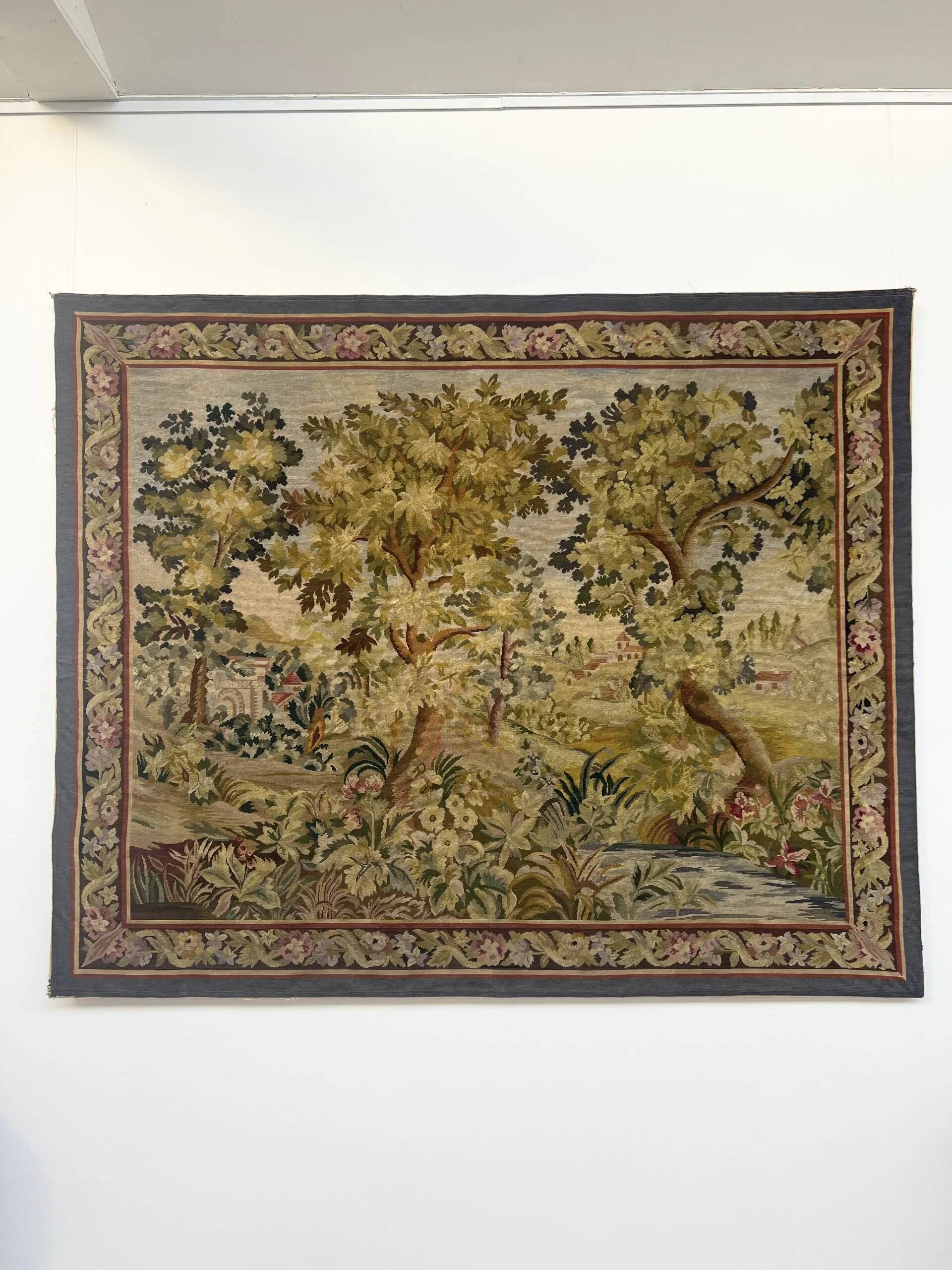 Tapisserie verdure dans le goût d’Aubusson sur châssis (214 x 176 cm)