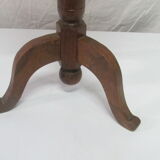 Round pedestal table