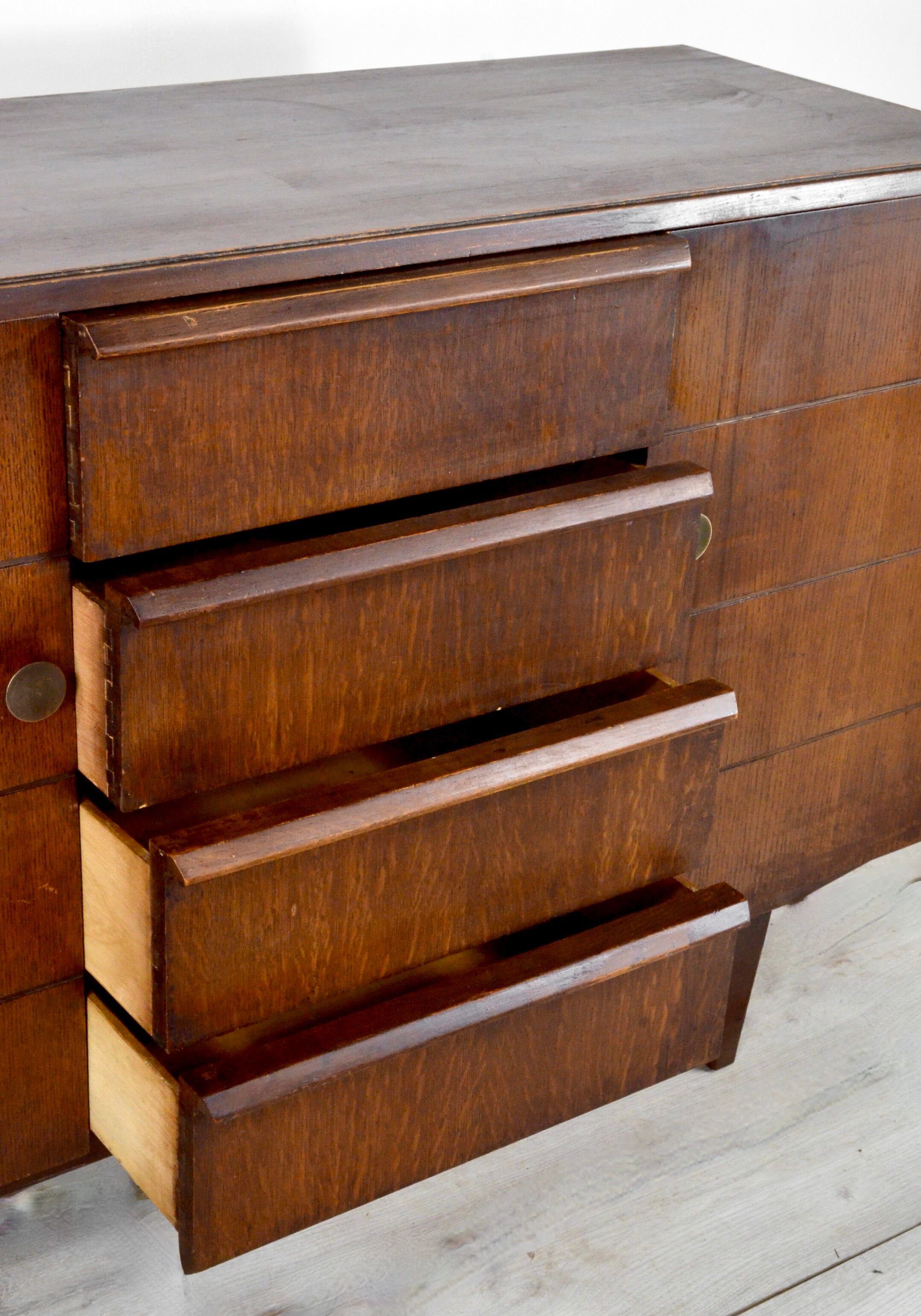 Buffet Art Déco en noyer foncé et laiton