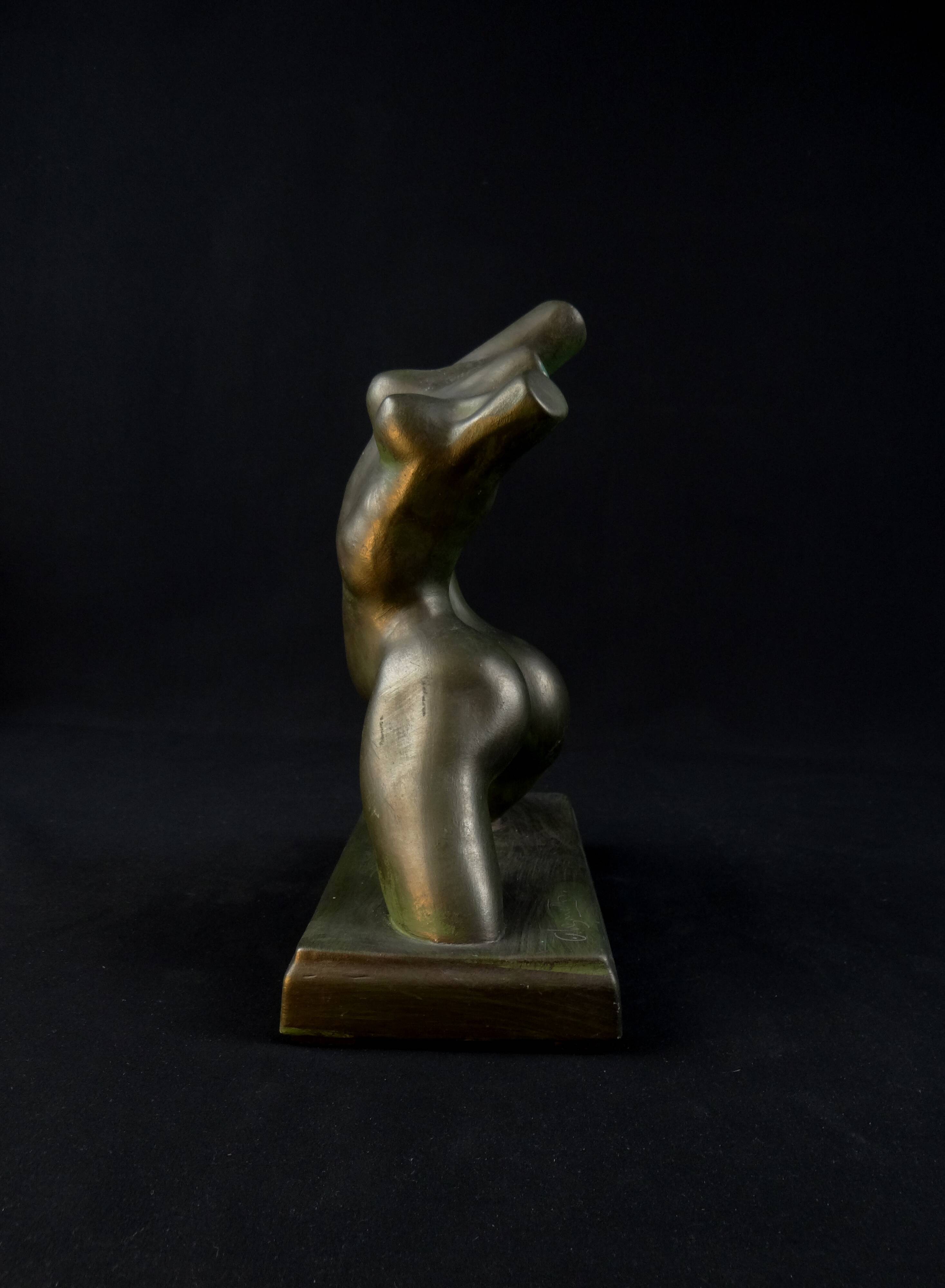 Modern sculpture of a nude woman in green ceramic, signed Carlos Nazareth