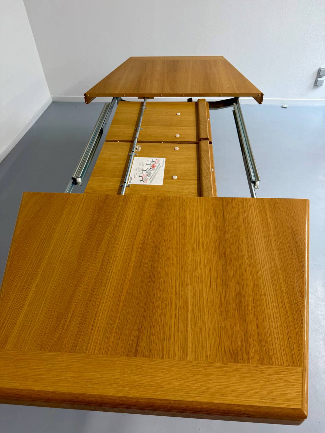 Ancienne table en bois massif octogonal a rallonge design Girsberger