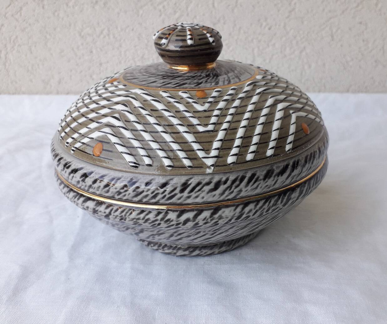 Stoneware bonbonnière