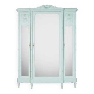 Armoire à miroir à trois portes peintes de style Louis XVI