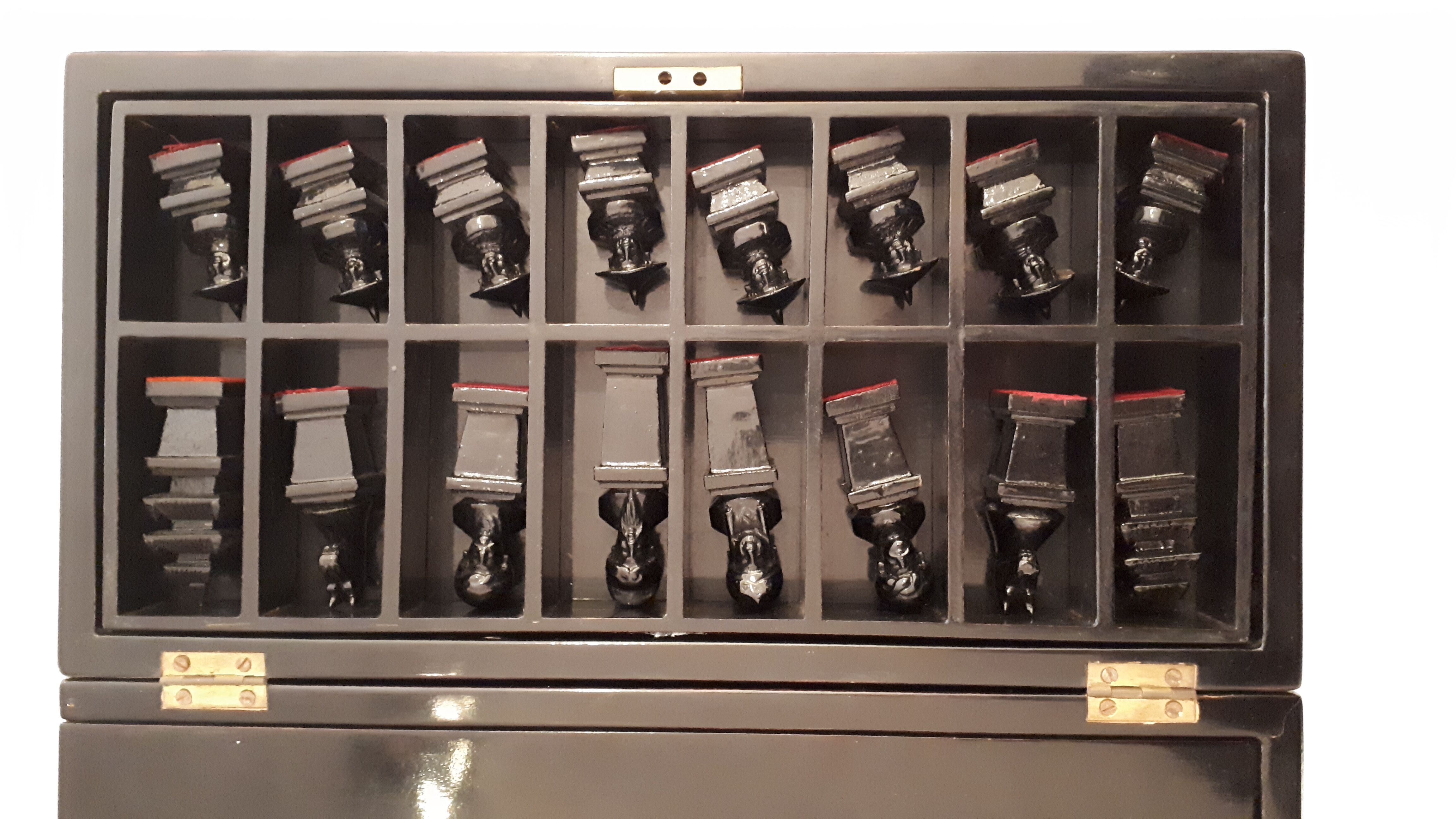 Chess in chinese lacquer red and black, chinese parts