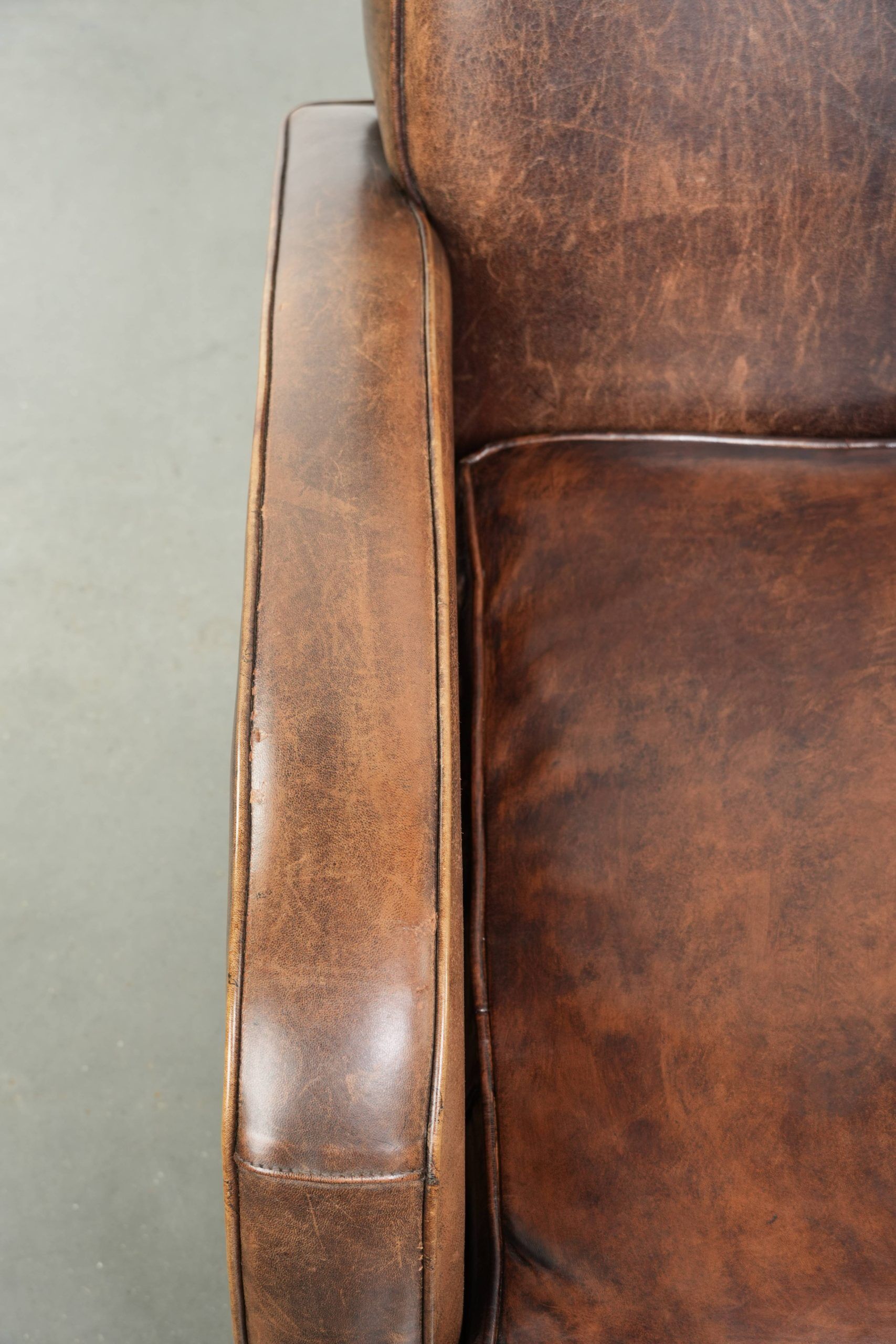 Sheepskin armchair with a timeless design and stunning warm colours