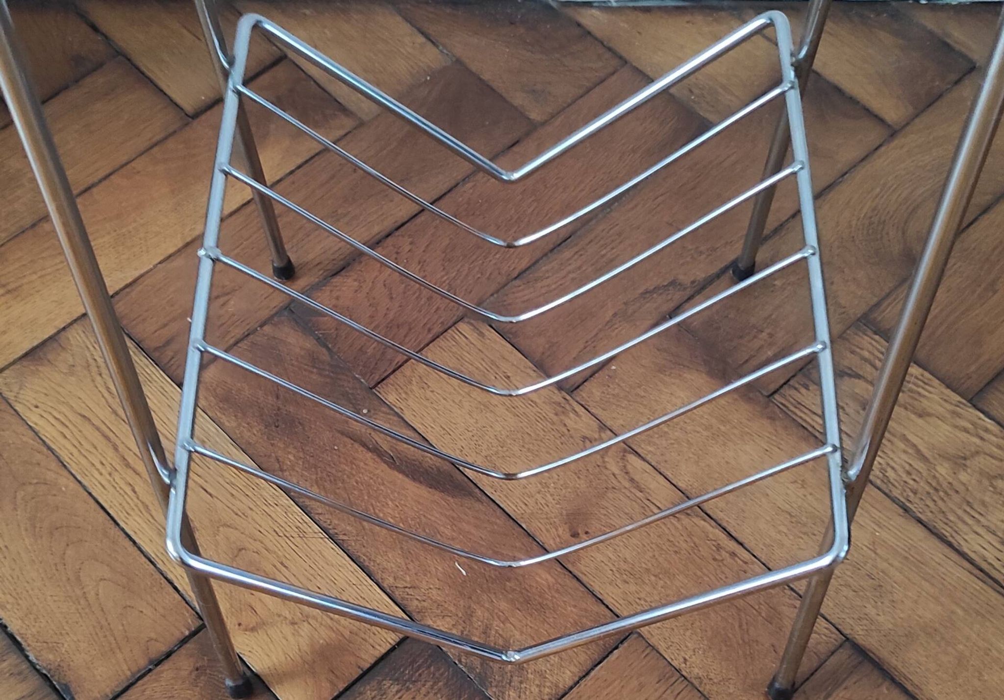 Table d'appoint vintage en métal chromé