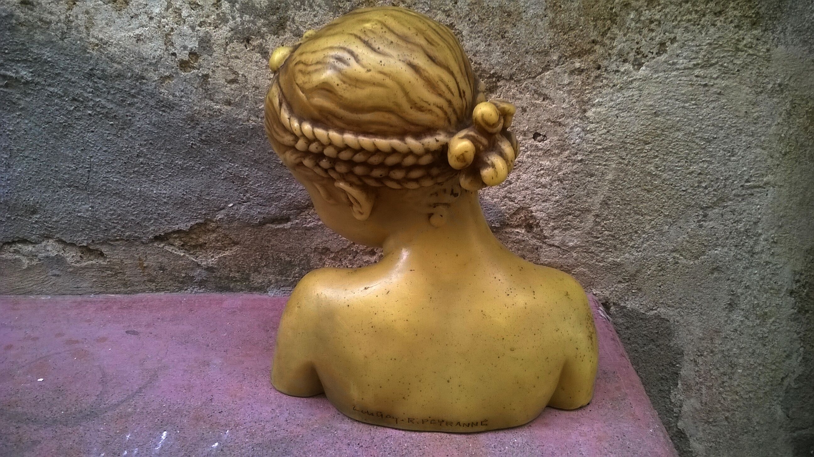Buste de jeune femme ancien