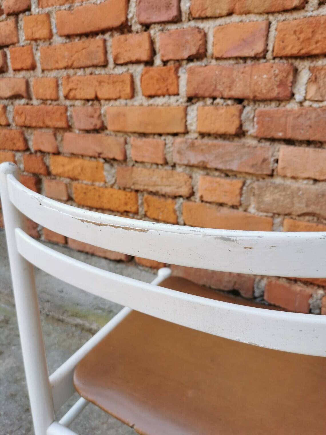 Chaise de salle à manger vintage stol kamnik : bois de hêtre blanc, assise en cuir marron