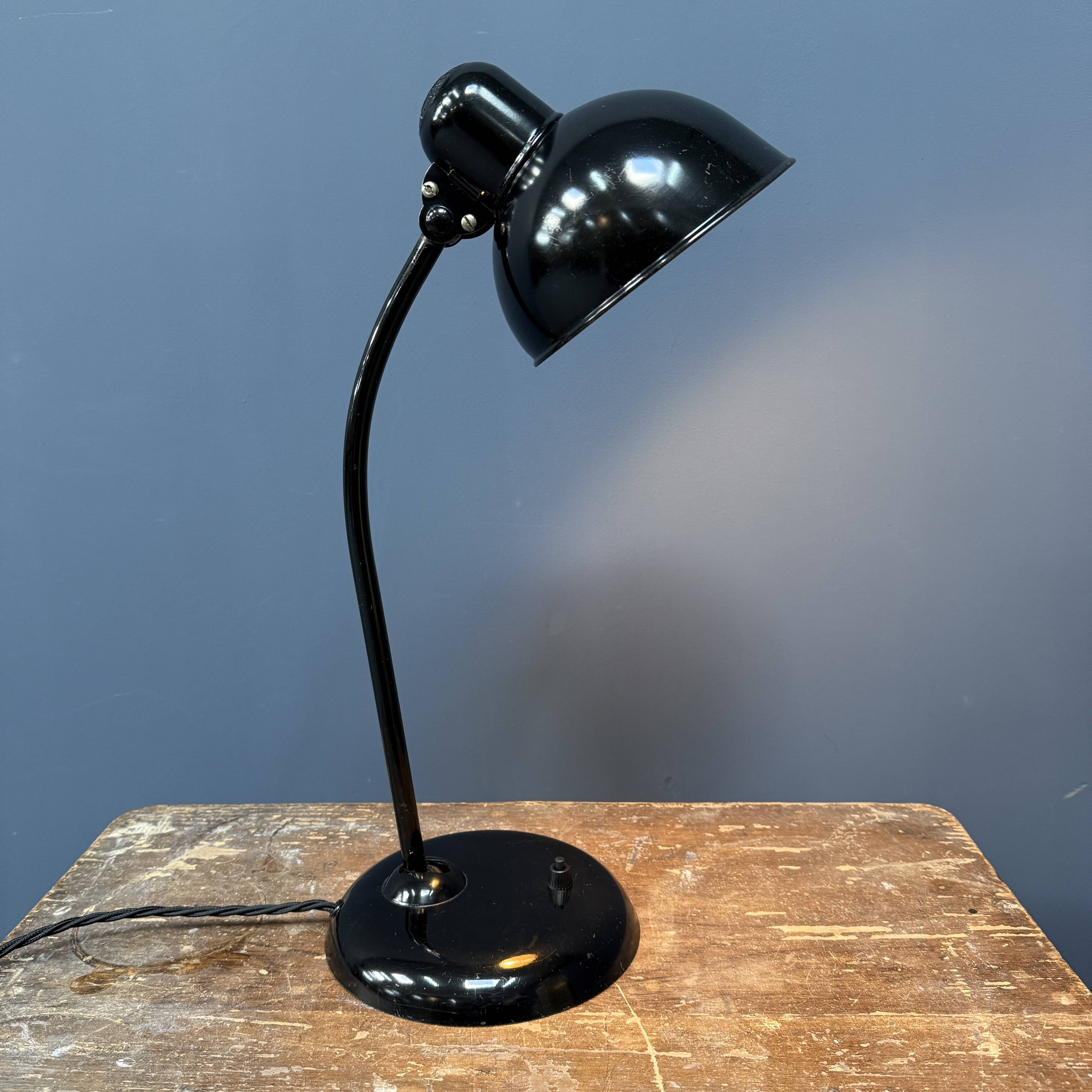 Lampe de bureau Bauhaus Kaiser Idell noire modèle 6556