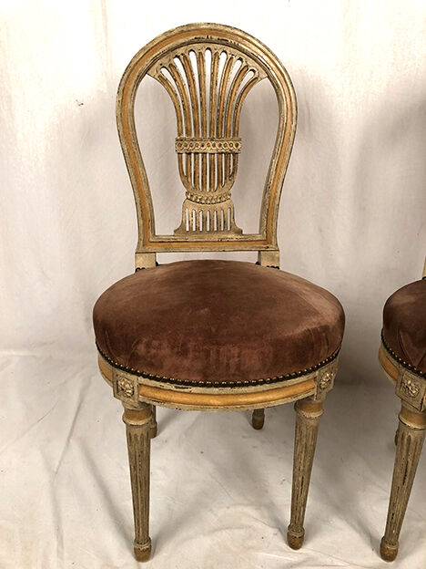 Paire de chaises à dossier montgolfière de style Louis XVI