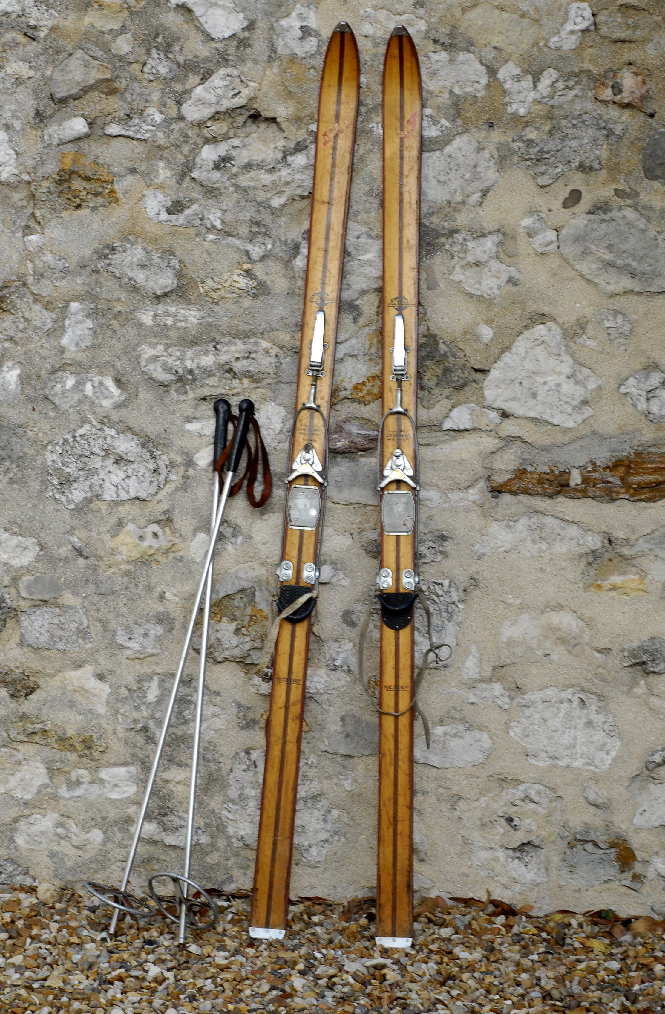 Pair of Skis Rossignol vintage in Hickory with his sticks in dural - 40-50 years