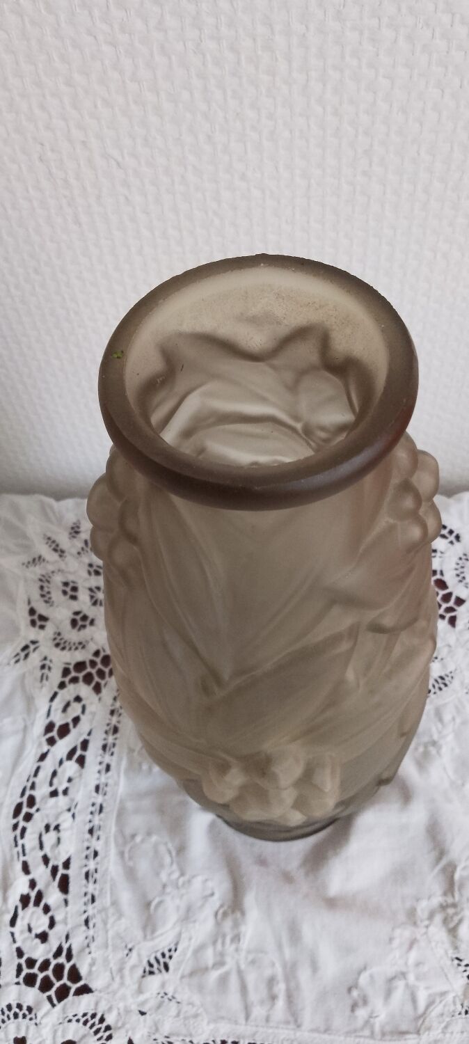 Espaivet vase "foliage and berries" art deco.