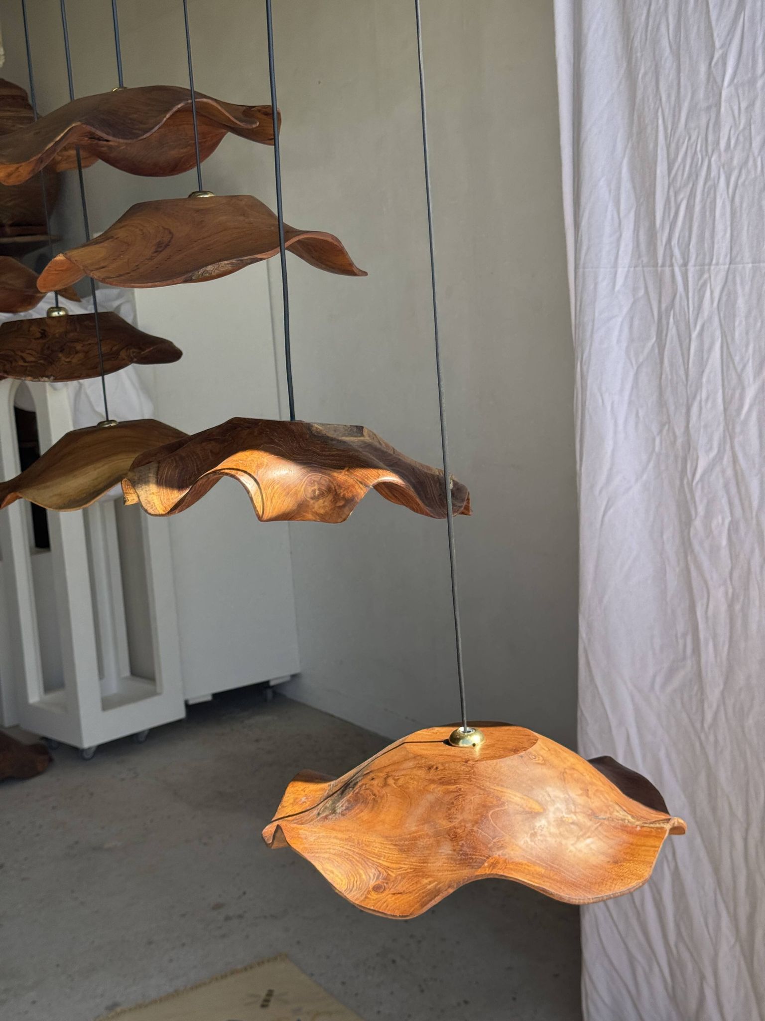 Moyenne suspension feuille plate ondulée en teck fleur lisse D:40