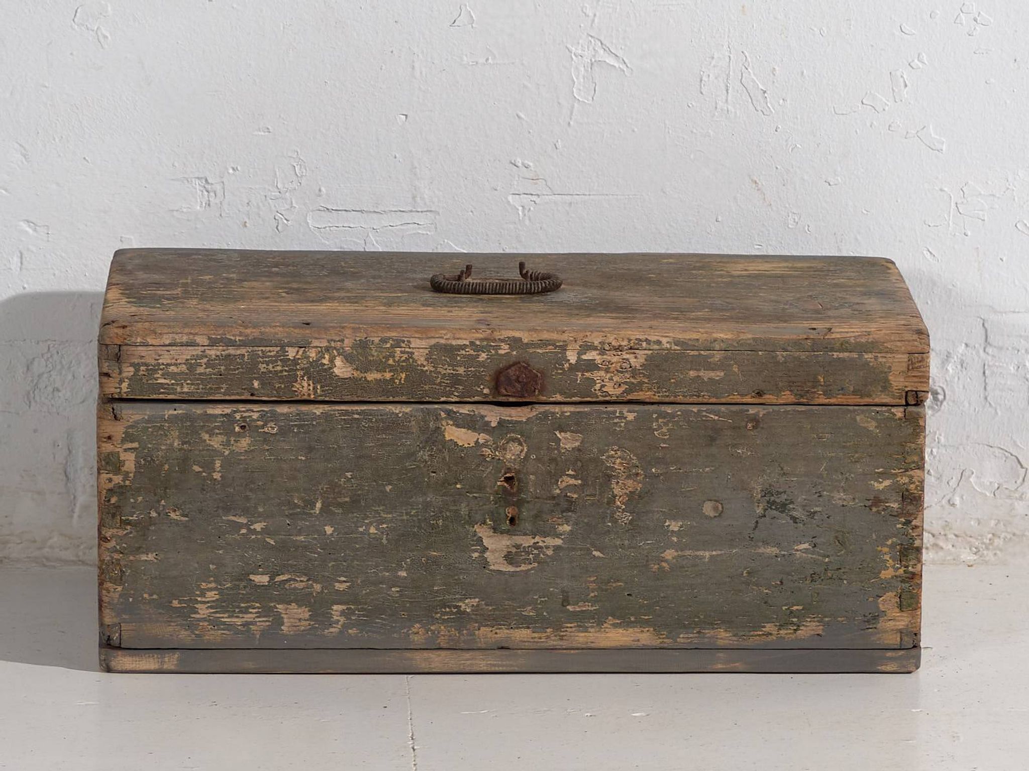 Petit coffre ancien en bois massif (c.1920) #73