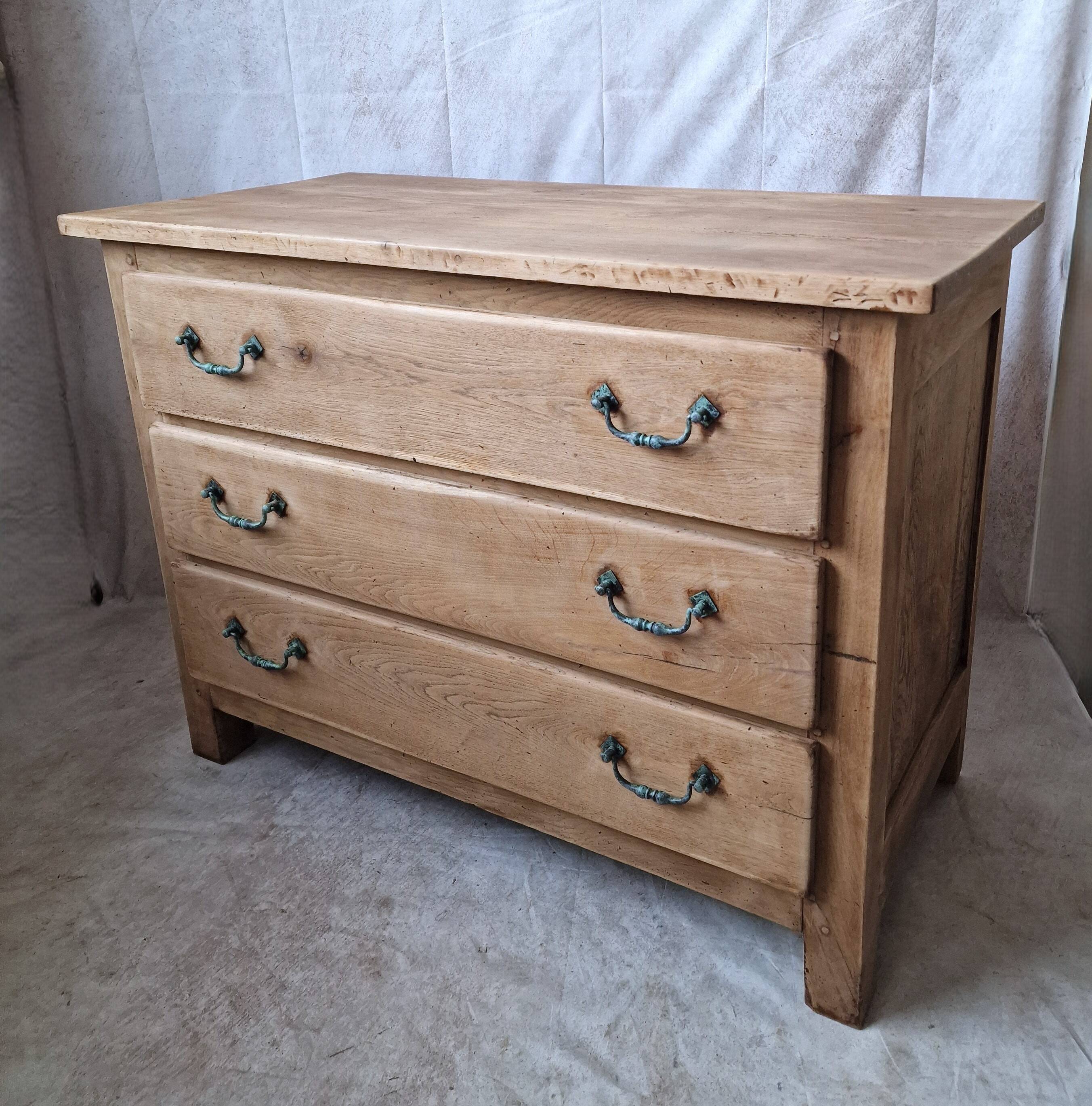 Chest of drawers in raw oak