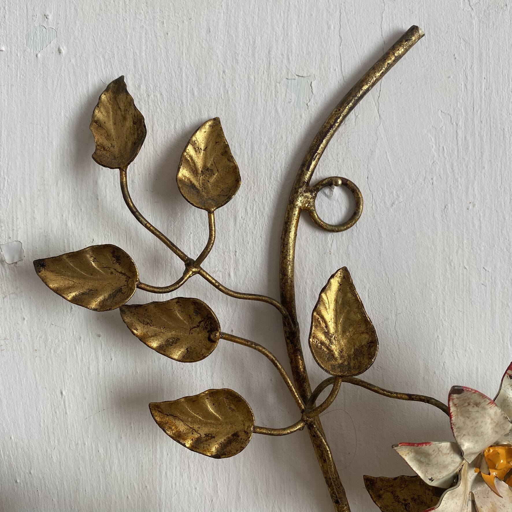 Grande applique fleurs et feuillage en métal doré années 50-60
