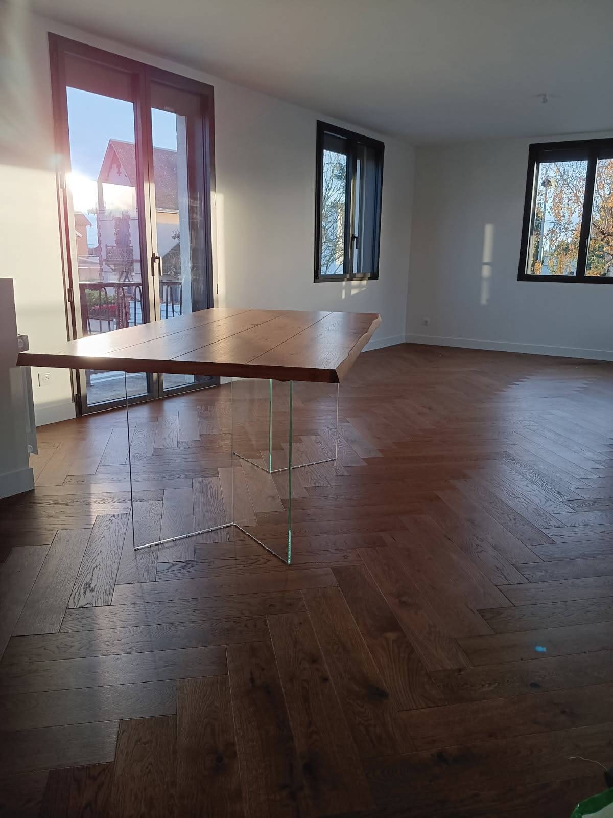 Oak table top with tempered glass legs – in perfect condition.