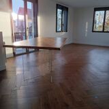 Oak table top with tempered glass legs – in perfect condition.