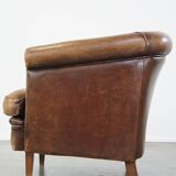 Fauteuil club en cuir de mouton de caractère avec une apparence luxueuse et rustique