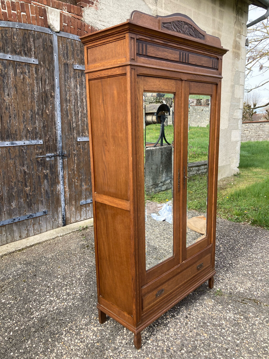 Parisian cabinet with shelves