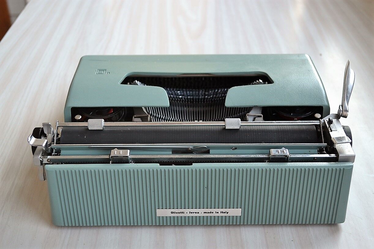 Typewriter portable olivetti lettera 32