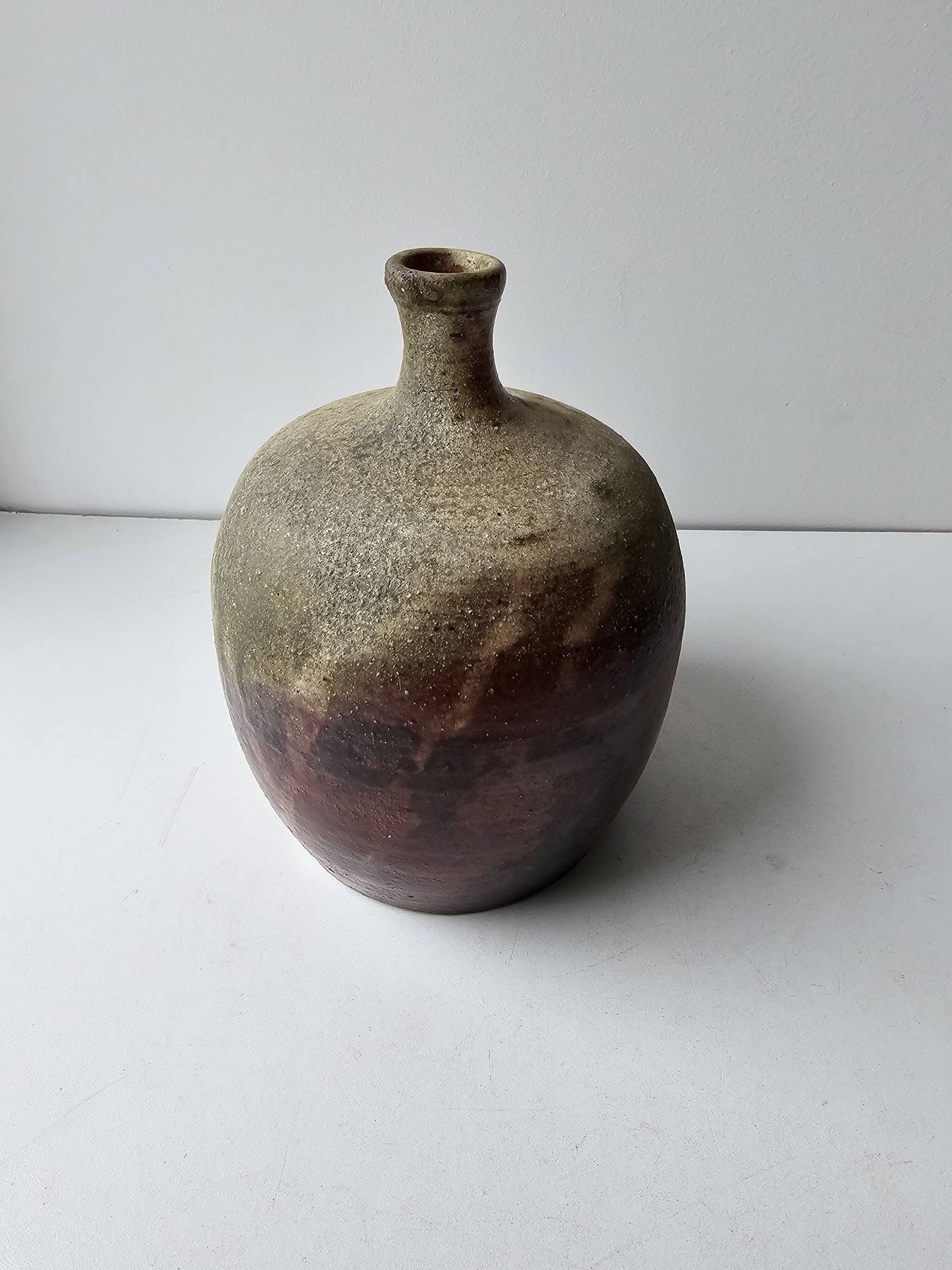 Vase boule en céramique signé Anthony Pitot
