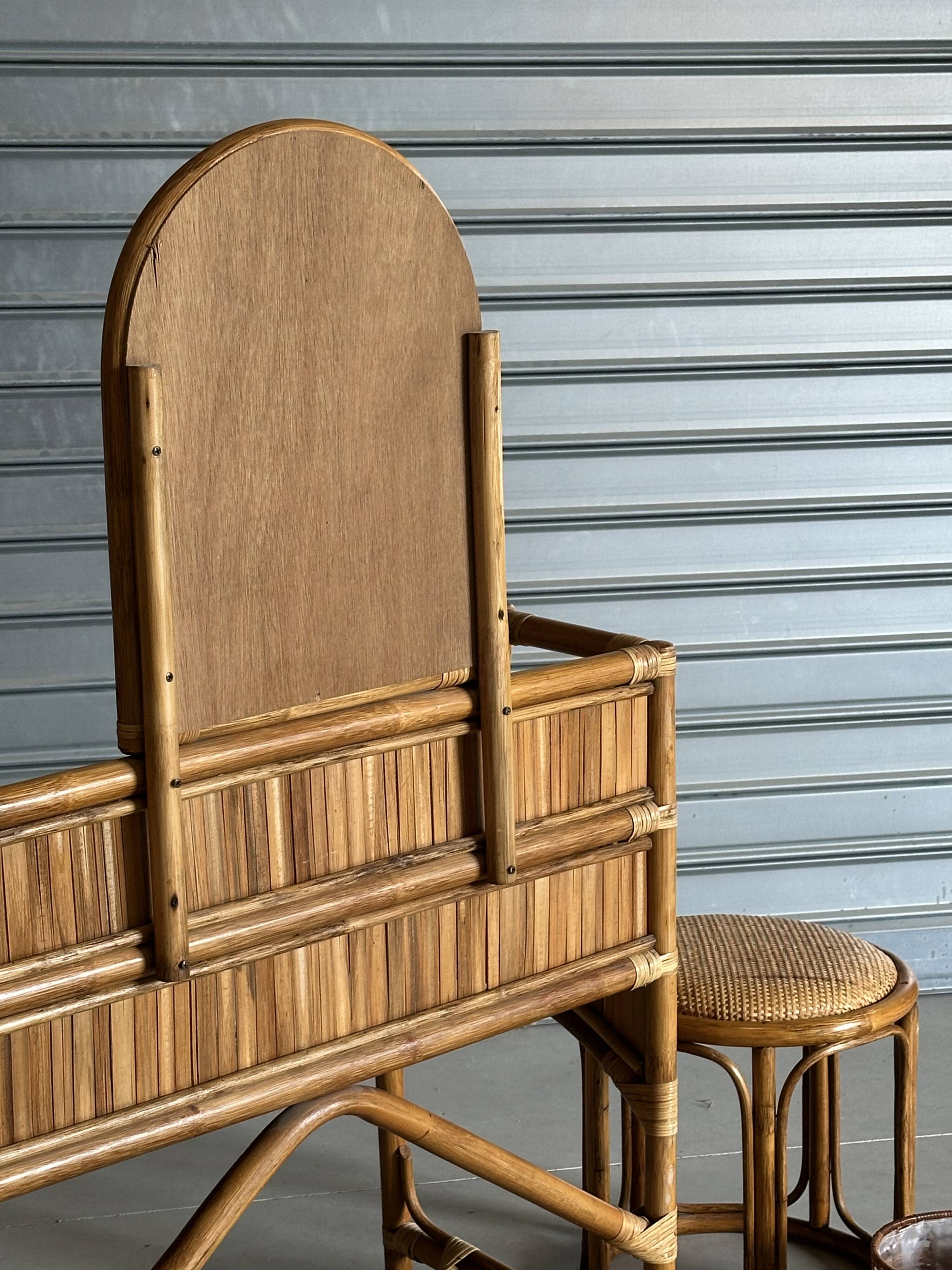 Coiffeuse vintage en rotin et ses accessoires