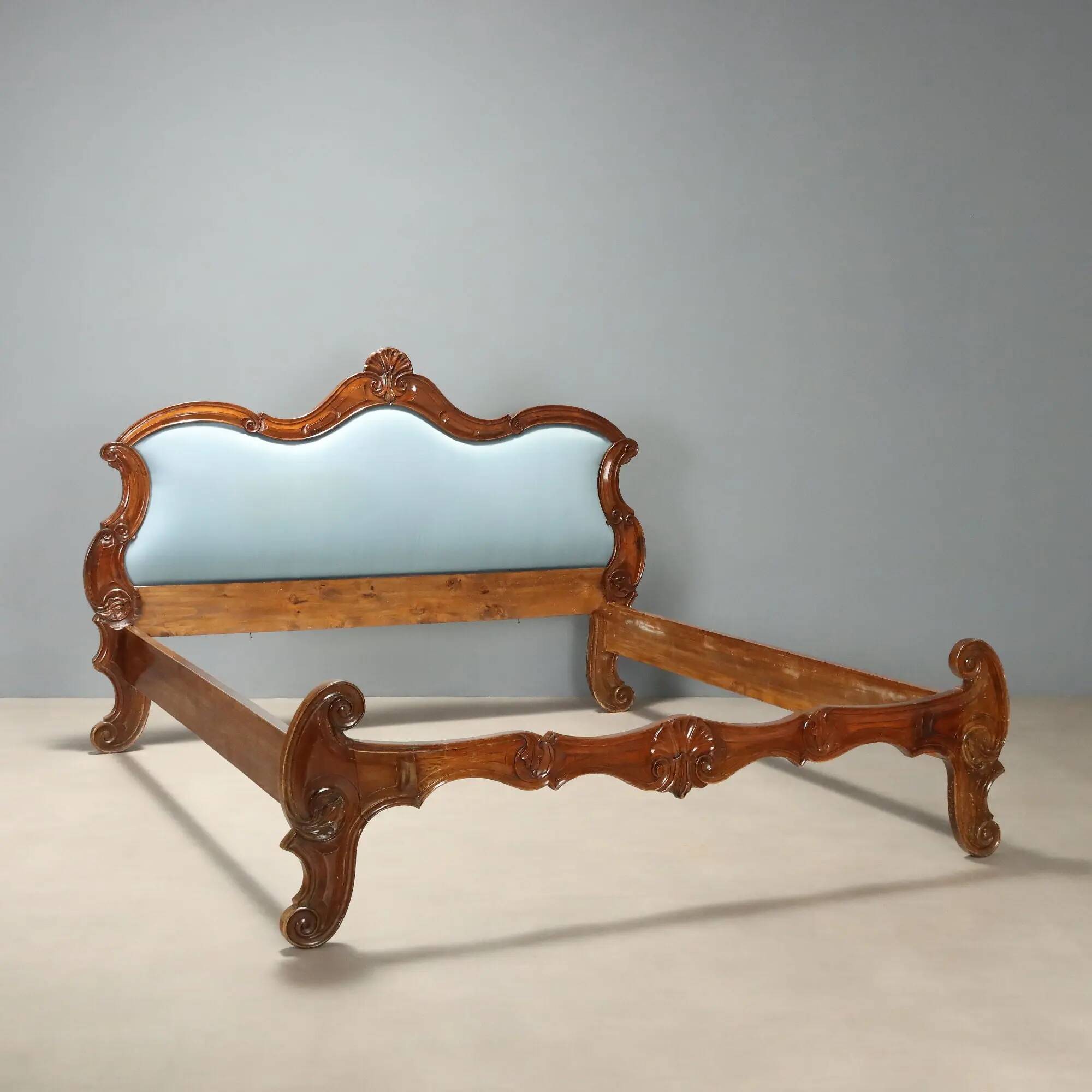 Antique Louis-Philippe bed in carved walnut, Italy, 19th century.