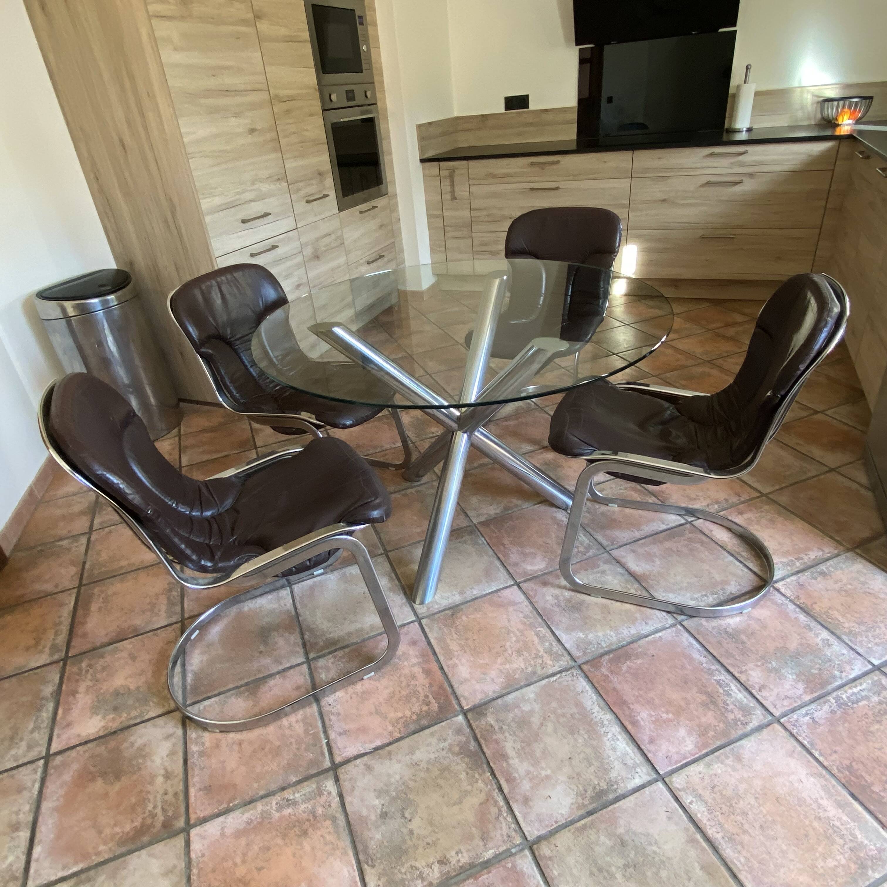 Renato Zevi table for Roche Bobois. 1970. Diameter 120cm.