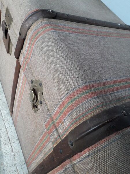Travel malle in wood and canvas